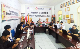 Rapat Dalam Kantor (RDK) bersama Narasumber di Aula Kantor Bawaslu Kota Palangka Raya, Senin (13/7/2026) 