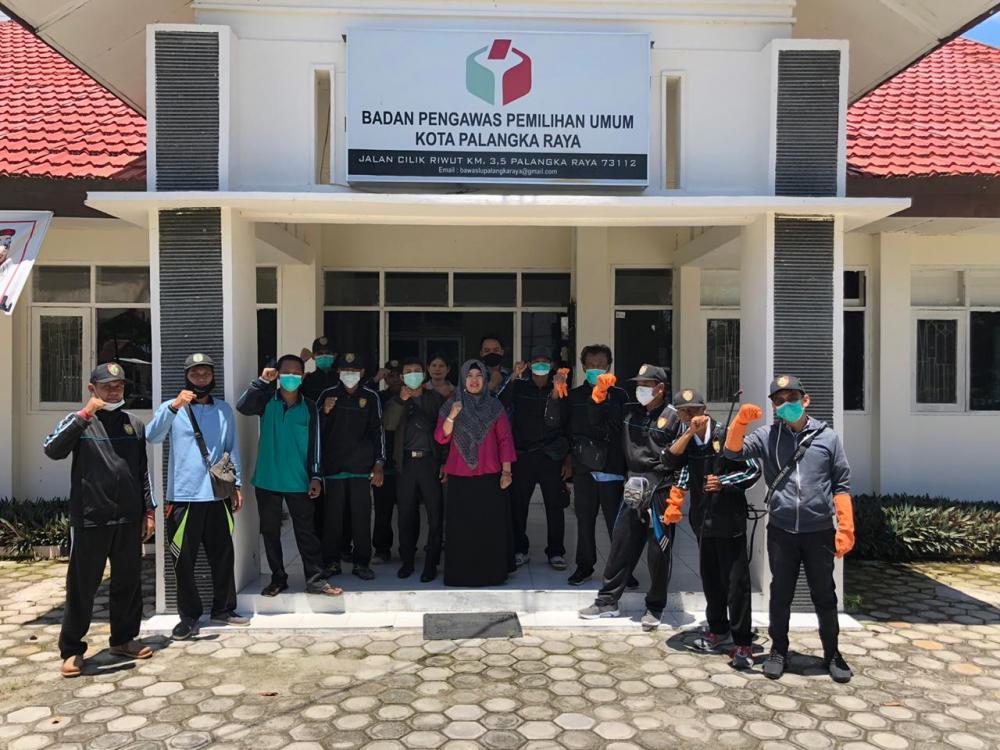 Cegah COVID 19, Kantor Bawaslu Kota Disemprot Disinfektan