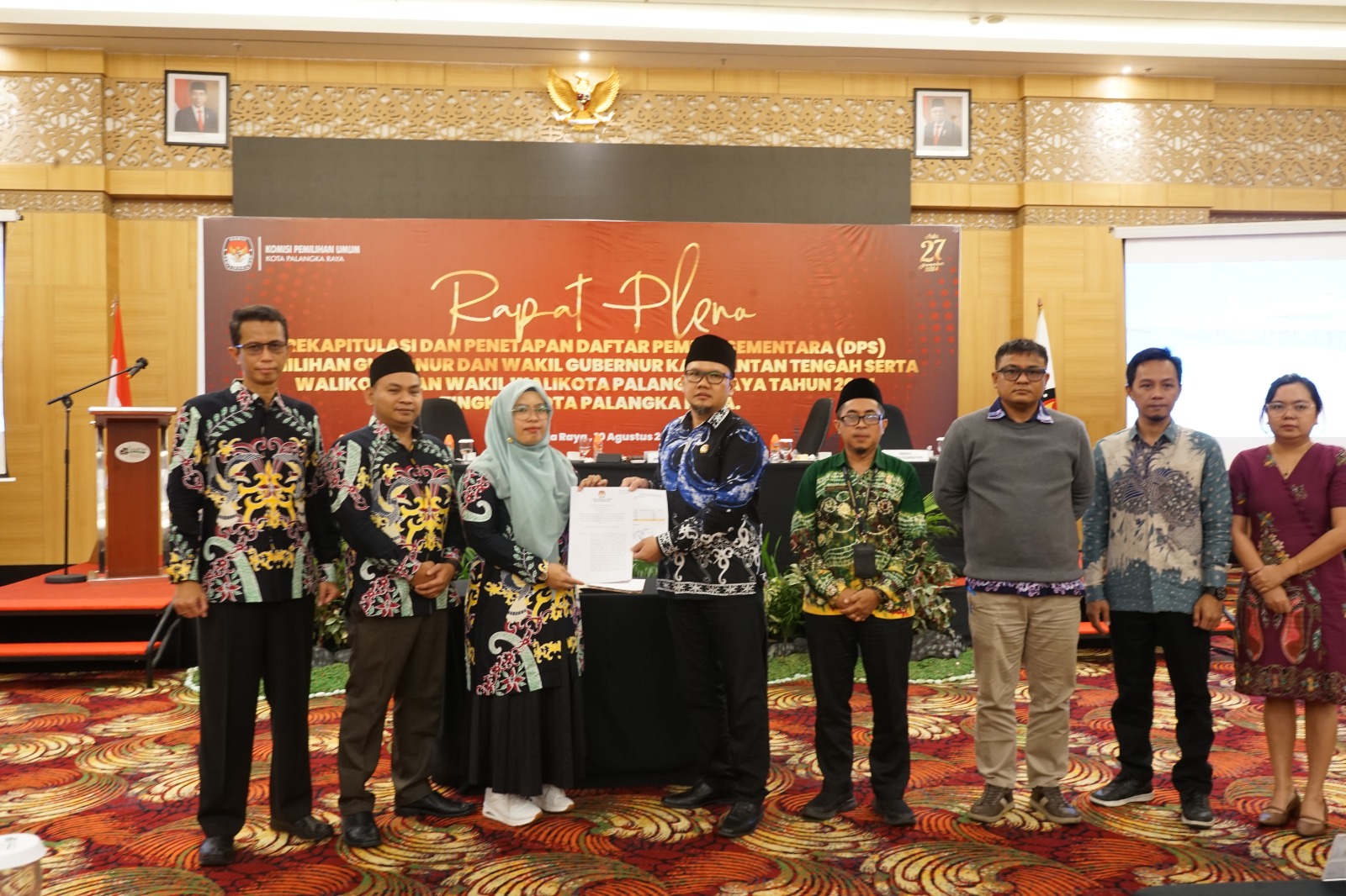 Ketua Bawaslu Kota Palangka Raya Endrawati, S.H.,M.H. menerima Berita Acara Penetapan Rekapitulasi Daftar Pemilih Sementara Kota Palangka Raya Pemilihan Gubernur dan Wakil Gubernur Provinsi Kalimantan Tengah serta Walikota dan Wakil Walikota Palangka Raya Tahun 2024
