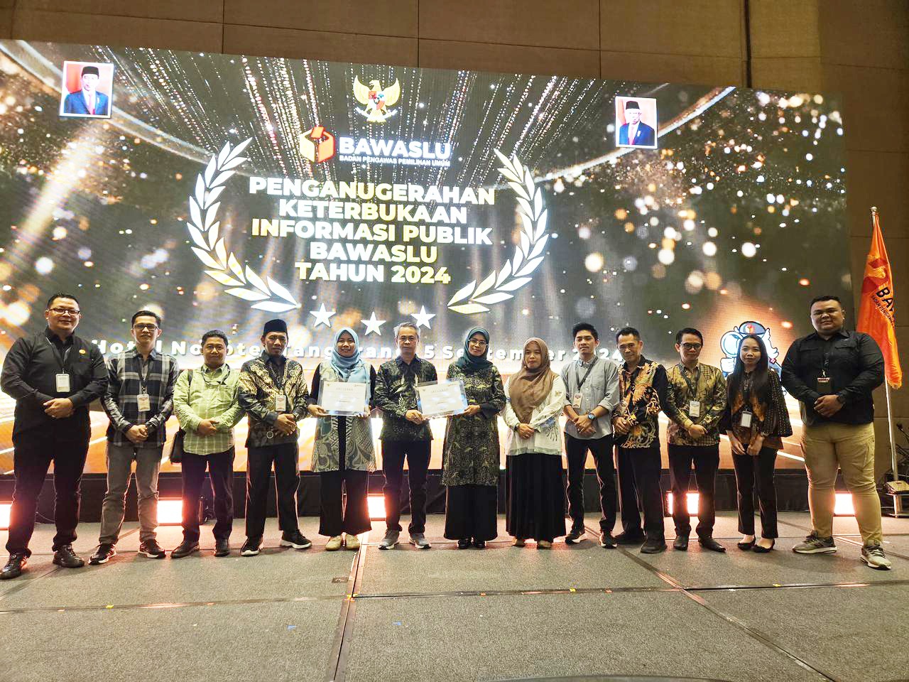 Keterangan Foto : Endrawati (6 dari kanan) menerima penganugerahan Keterbukaan Informasi Publik Bawaslu Tahun 2024 Kategori Informatif.