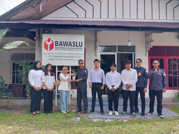 Foto Bersama penjemputan Mahasiswa Magang di halaman Kantor Sekretariat Bawaslu Kota Palangka Raya