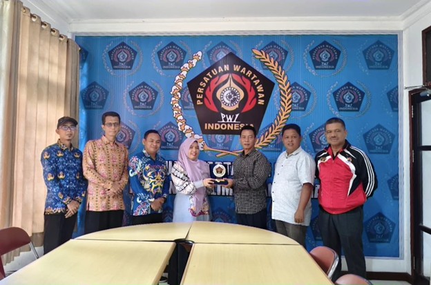 Bawaslu menyerahkan Piagam Penghargaan kepada PWI