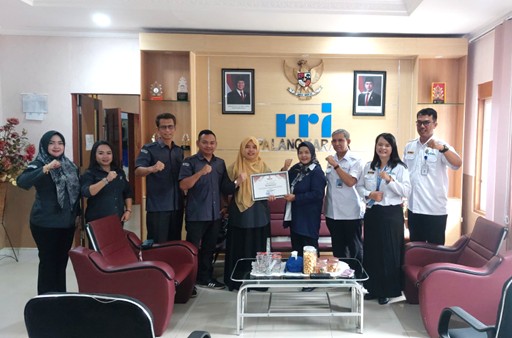 Bawaslu Berikan Piagam Penghargaan Kepada RRI Palangka Raya