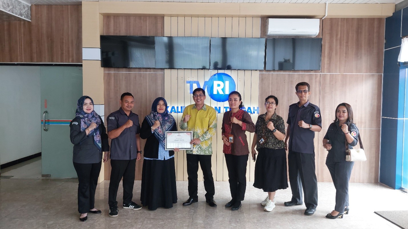 Penyerahan Piagam Penghargaan oleh Bawaslu kepada TVRI Kalimantan Tengah