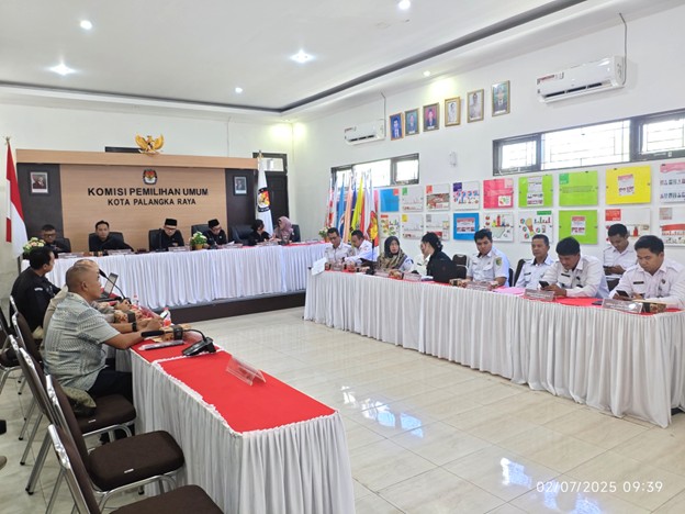 Bawaslu Kota Palangka Raya Awasi Rapat Pleno PDPB di AULA KPU KOTA PALANGKA RAYA