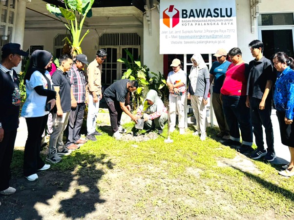 Kegiatan Penanaman Pohon oleh Ketua Bawaslu Kota Palangka Raya, Endrawati, di Halaman Kantor Bawaslu