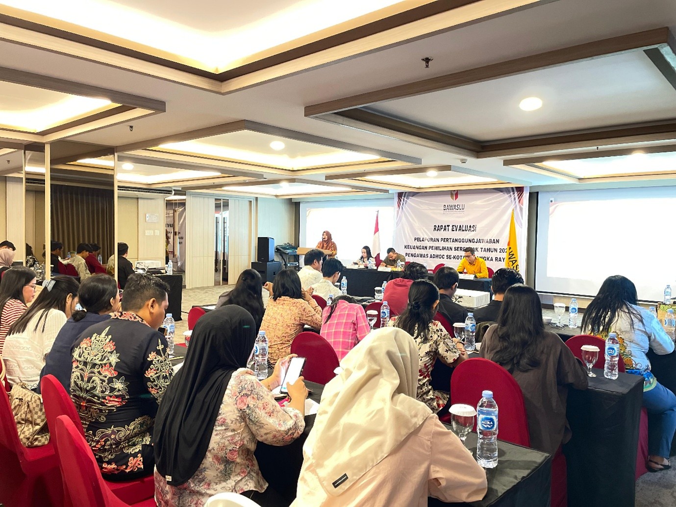 Kegiatan Evaluasi Laporan Pertanggungjawaban Keuangan Pengawas Adhoc se-Kota Palangka Raya di Swiss-BelHotel Palangka Raya