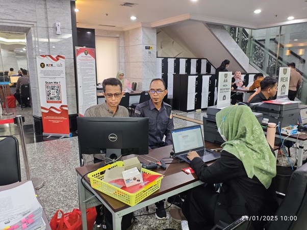Anggota Bawaslu Kota Palangka Raya, Eko Wahyu Sulistiobudi, beserta staf di Kantor Mahkamah Konstitusi (MK)