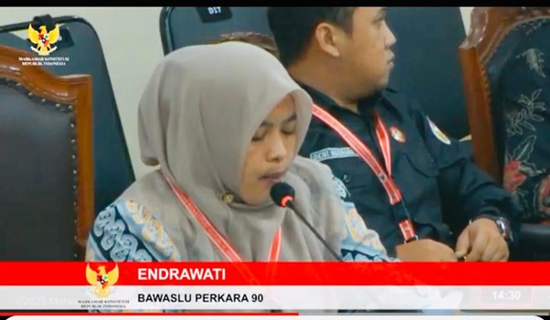 Ketua Bawaslu Kota Palangka Raya, Endrawati, Berikan Keterangan Pada Perselisihan Hasil Pemilihan Di Mahkamah Konstitusi