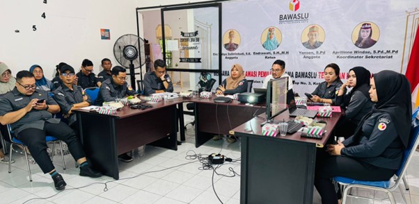 Rapat Pembahasan Kajian Hukum atas Putusan MK di Ruang Rapat Kantor Bawaslu Kota Palangka Raya