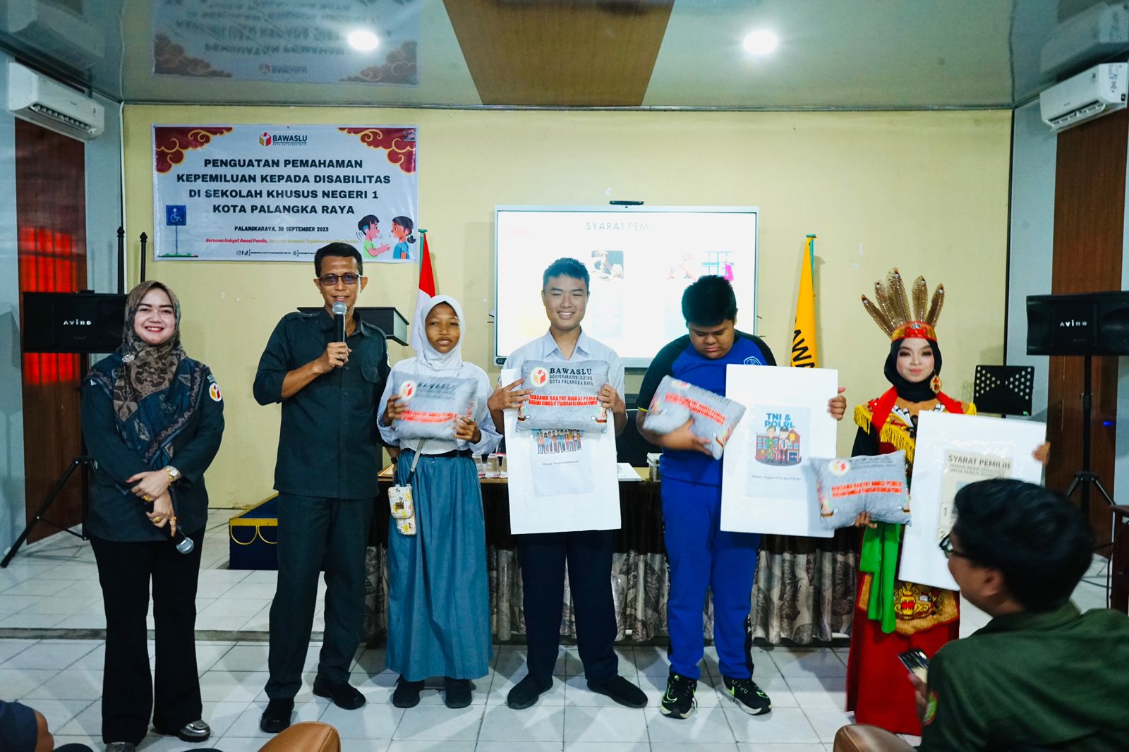 Pemberian Bingkisan oleh Bawaslu pada Sesi Diskusi dan Tanya Jawab kepada Siswa/i SKHN 1 Kota Palangka Raya