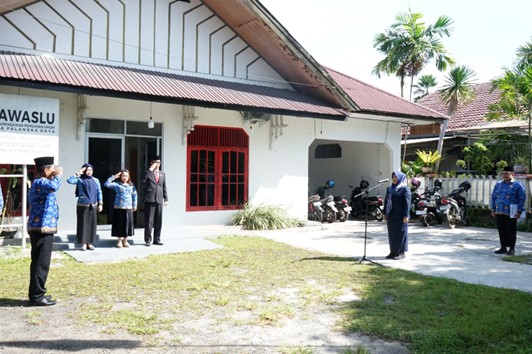 Upacara Peringatan Hari Kesaktian Pancasila (01/10) di Halaman Kantor Bawaslu Kota Palangka Raya