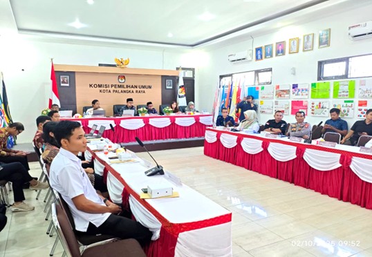 Bawaslu Kota Palangka Raya awasi Pleno Terbuka terkait Rekapitulasi dan Penetapan Daftar Pemilih Berkelanjutan (DPB) Triwulan III  di Aula RPP KPU Kota Palangka Raya