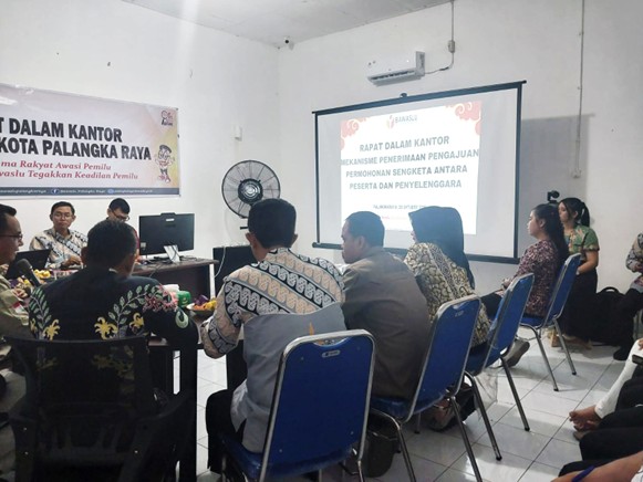 Rapat Dalam Kantor (RDK) terkait tata cara penyelesaian sengketa proses Pemilu/Pemilihan di Ruang Rapat Kantor  Bawaslu Kota Palangka Raya, (23/10/2025)