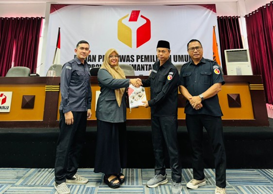 Ketua dan Staf Bawaslu Kota Palangka Raya mengantarkan Laporan Penguatan Kelembagaan kepada Bawaslu Provinsi Kalimantan Tengah (27/10/2025)
