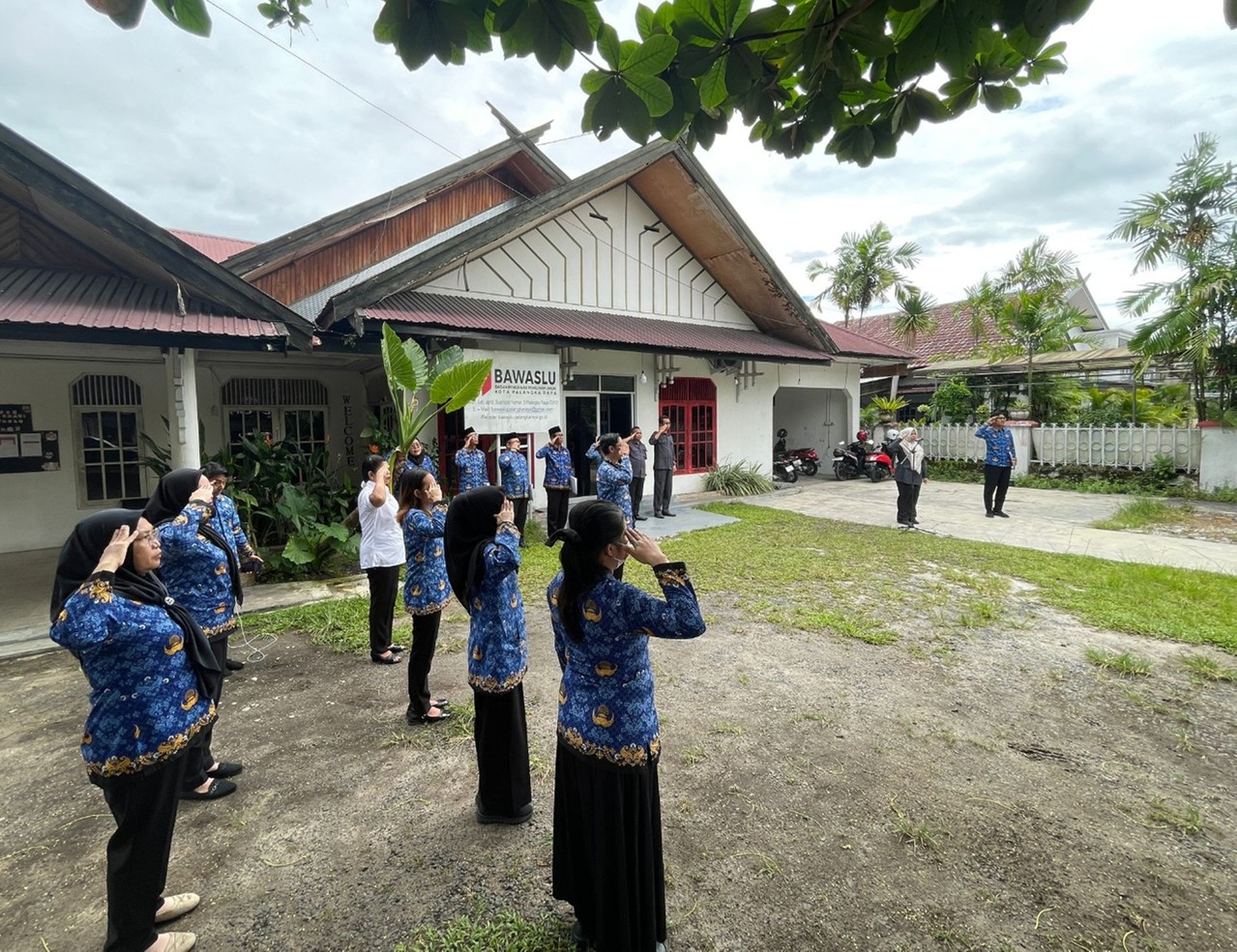 Upacara Peringatan Hari Sumpah Pemuda Ke-97 Tahun 2025 di Halaman Kantor Bawaslu Kota Palangka Raya, Selasa (28/10/2025)