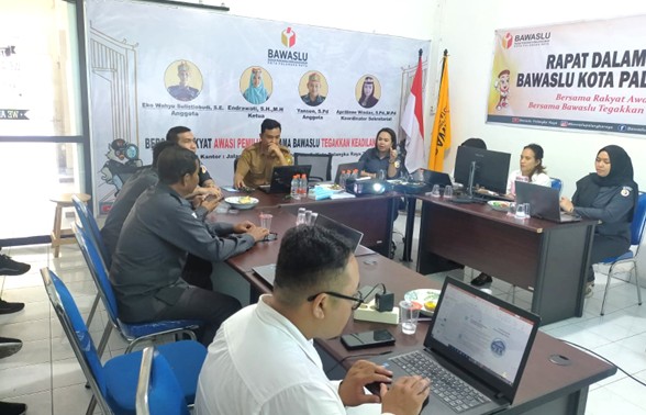 Kegiatan Rapat Dalam Kantor (RDK) di Ruang Rapat Bawaslu Kota Palangka Raya terkait Reformasi Birokrasi (Senin, 13/10).