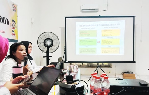 Pemberian Materi oleh Narasumber terkait Tata Kelola Kearsipan di Ruang Rapat Bawaslu Kota Palangka Raya (Rabu, 15/10)