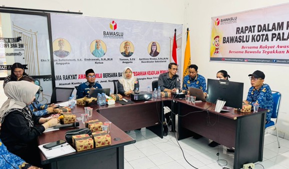 Rapat Dalam Kantor (RDK) terkait Pengawasan Pemutakhiran Data Pemilih Berkelanjutan (PDPB) di Aula Kantor Bawaslu Kota Palangka Raya, Selasa (28/10/2025)