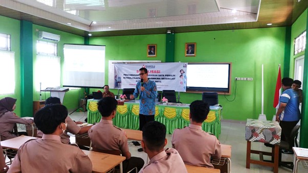 Anggota Bawaslu Kota Palangka Raya, Eko Wahyu Sulistiobudi, S.E., menyampaikan materi terkait kepemiluan khususnya pemilih pemula, Kamis (13/11/2025)