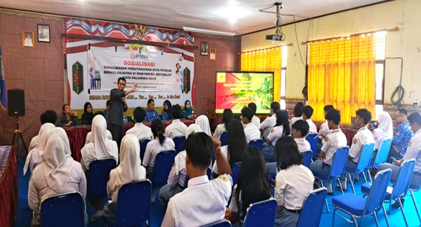 Anggota Bawaslu Kota Palangka Raya, Eko Wahyu Sulistiobudi, memberikan pemahaman kepemiluan kepada Pemilih Pemula  di SMAN 1 Palangka Raya, Senin (17/11/2025)
