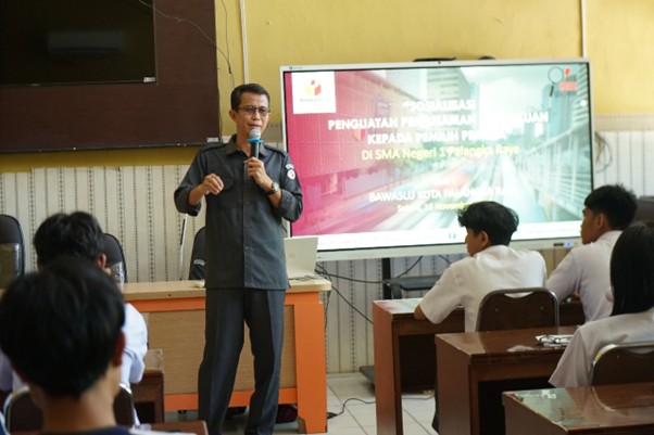 Materi tentang kepemiluan disampaikan oleh Anggota Bawaslu Kota Palangka Raya, Eko Wahyu Sulistiobudi, di SMA Negeri 1 Palangka Raya (18/11/2025)