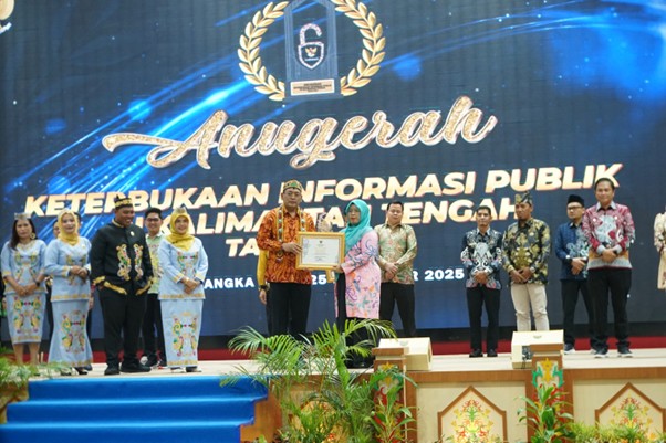 Bawaslu Kota Palangka Raya menerima penghargaan Anugerah Keterbukaan Informasi Publik Kalimantan Tengah tahun 2025 dari Komisi Informasi (KI) Provinsi Kalimantan Tengah, Selasa (25/11/2025)