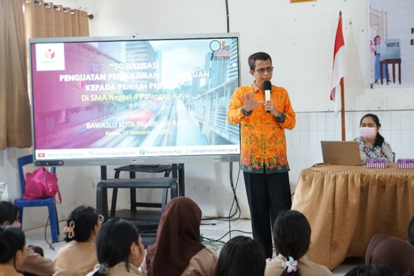 Sosialisasi dan Koordinasi terkait data pemilih baru atau pemilih pemula di Sekolah Menengah Atas Negeri (SMAN) 4 Palangka Raya