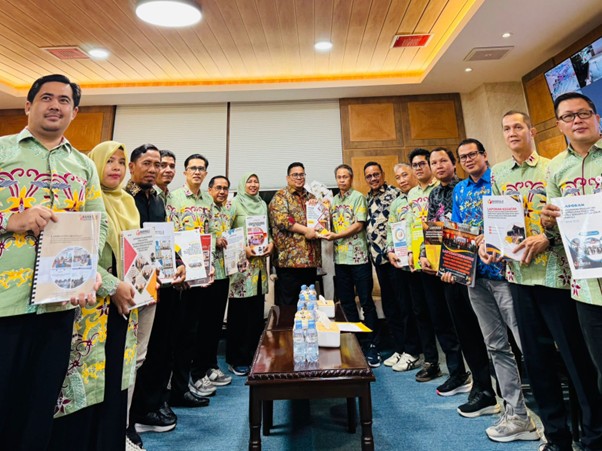 Kegiatan Pengantaran Laporan Penguatan Kelembagaan Bersama Mitra Kerja ke Bawaslu RI oleh Ketua Bawaslu Provinsi dan Kabupaten/Kota se-Kalimantan Tengah (03/11/2025)