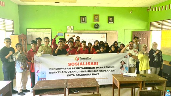 Bawaslu melaksanakan kegiatan Sosialisasi Penguatan Pemahaman Kepemiluan kepada Pemilih Pemula di SMA NU Palangka Raya, Jumat (07/11/2025)