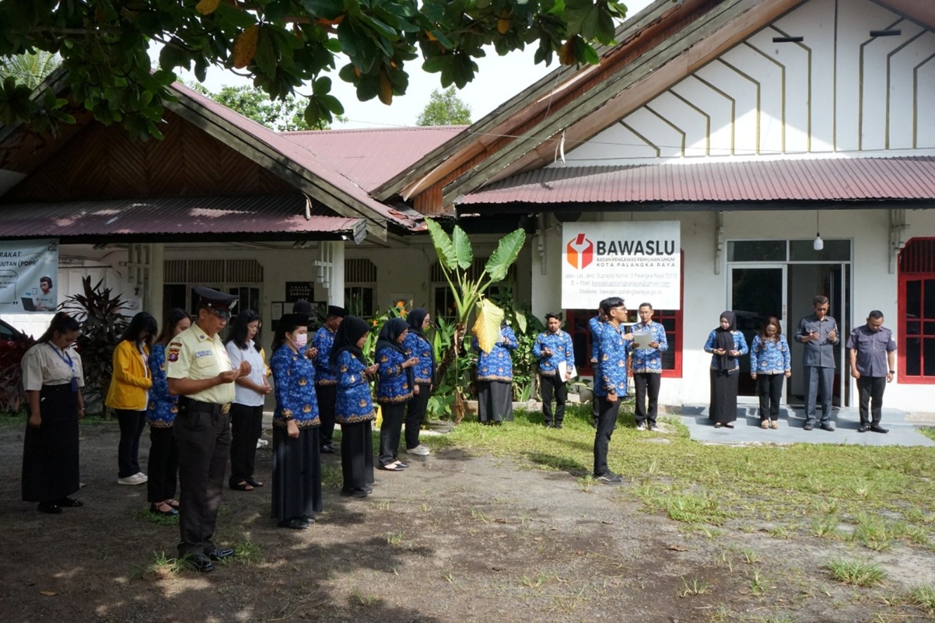 Upacara Peringatan Hari Pahlawan di Halaman Kantor Bawaslu Kota Palangka Raya, Senin (10/11/2025)