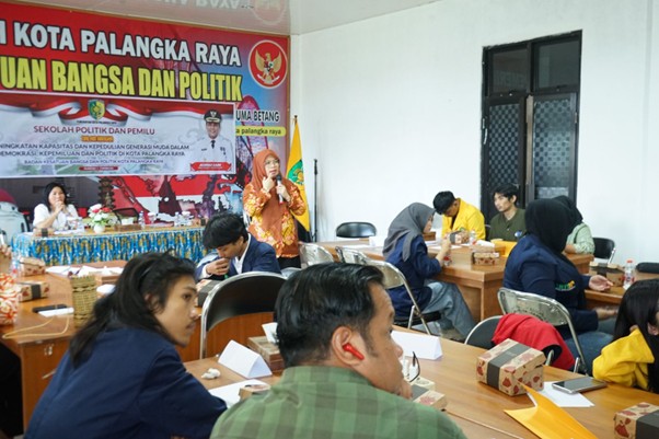 Ketua Bawaslu Kota Palangka Raya, Endrawati, S.H., M.H., memberikan materi di Kesbangpol Kota Palangka Raya, Kamis (13/11/2025)