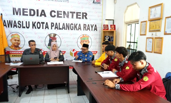 Bawaslu Kota Palangka Raya menerima kunjungan akademik sekaligus wawancara dari mahasiswa Universitas Palangka Raya (UPR), Senin (01/12/2025)