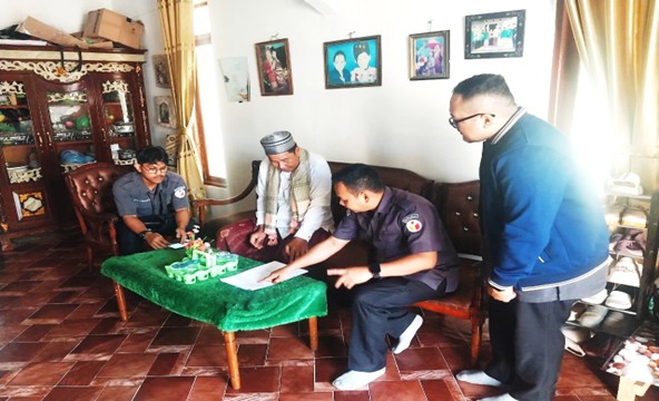 Kegiatan uji petik Pemutakhiran Data Pemilih Berkelanjutan (PDPB) di salah satu rumah warga di wilayah Kelurahan Tanjung Pinang, Selasa (16/12)