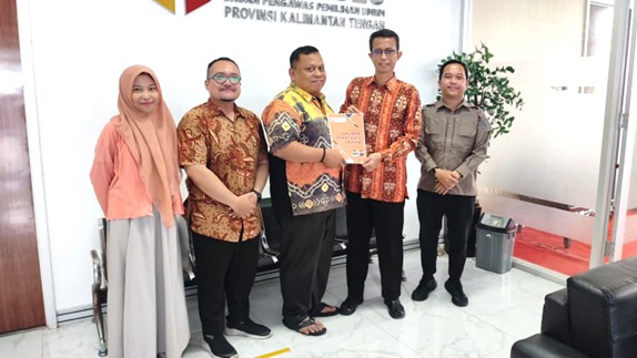 Penyerahan Laporan Akhir Divisi Hukum Tahun 2025 kepada Bawaslu Provinsi Kalimantan Tengah, Kamis (18/12)