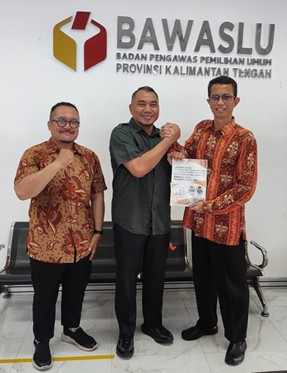 Penyerahan Laporan Akhir Pencegahan, Pengawasan, Pengawasan Partisipatif, dan Hubungan Antar Lembaga Tahun 2025 kepada Bawaslu Provinsi Kalimantan Tengah, Kamis (18/12)