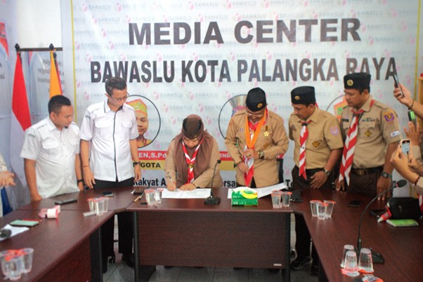 Penandatanganan Nota Kesepahaman (MoU) antara Bawaslu Kota Palangka Raya dan Kwartir Cabang Gerakan Pramuka Palangka Raya, Rabu (03/12/2025)
