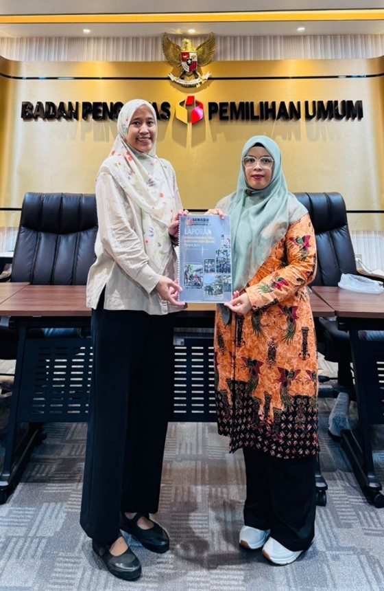 Penyerahan Laporan Evaluasi Program "Jumat Sehati" dan "Jumpa Berlian" oleh Ketua Bawaslu Kota Palangka Raya kepada Bawaslu RI.