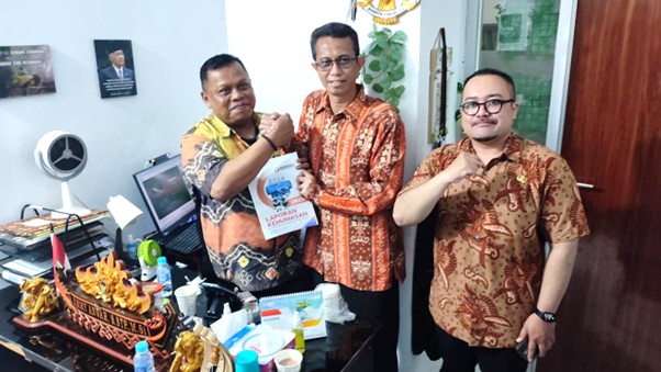 Penyerahan Laporan Akhir Kehumasan Tahun 2025 kepada Bawaslu Provinsi Kalimantan Tengah