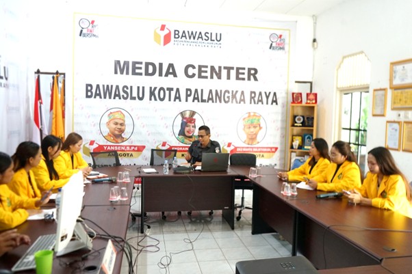 Mahasiswa program studi Ilmu Administrasi Negara Universitas Palangka Raya (UPR) mengunjungi Kantor Bawaslu Kota Palangka Raya, Selasa (02/12/2025)