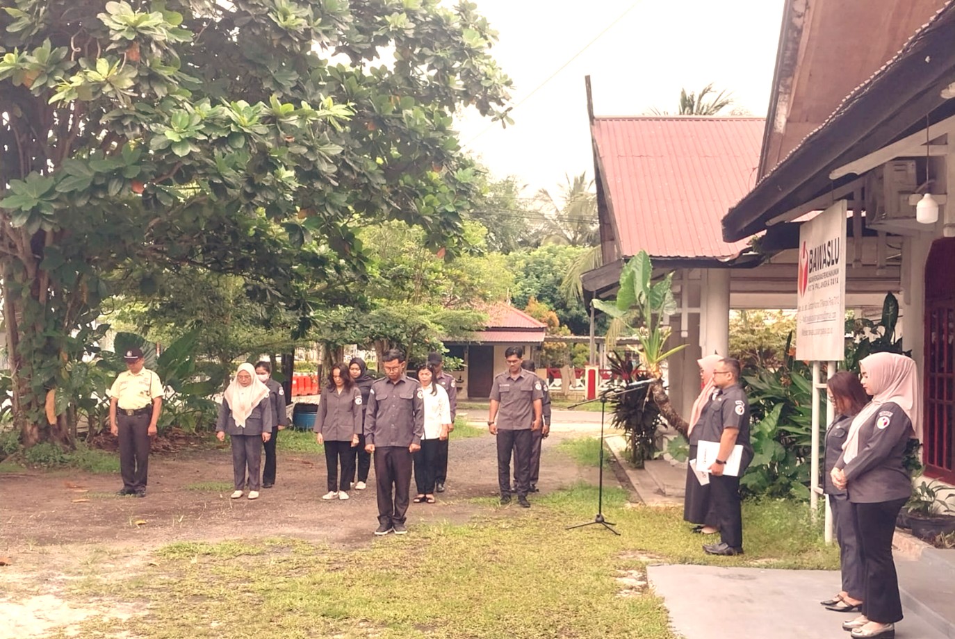 Apel Pagi Perdana Tahun 2026 di Halaman Kantor Bawaslu Kota Palangka Raya, Senin (5/1/2026).