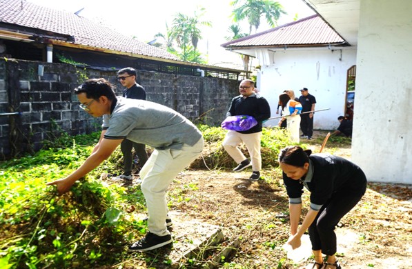 Kegiatan rutin "Jumpa Berlian" atau Jumat Pagi Bersihkan Lingkungan Anda di area halaman dan lingkungan sekitar kantor Bawaslu Kota Palangka Raya, Jumat (23/01).