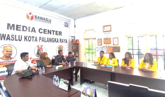 Bawaslu Kota Palangka Raya menerima mahasiswa magang dari Fakultas Hukum UPR dalam rangka pelaksanaan program Merdeka Belajar Kampus Merdeka (MBKM), Senin (09/02/2026)
