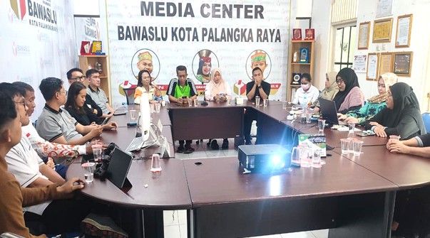 Rapat Dalam Kantor (RDK) membahas tindak lanjut permintaan dokumentasi video praktik baik (best practice) dari Bawaslu RI, Persiapan Menuju Satker dan Evaluasi Pola Kerja, Jumat (13/02)