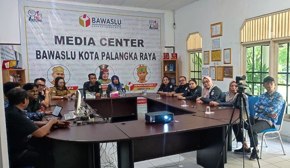 Rapat Koordinasi Peningkatan Standar Layanan Publik Penanganan Pelanggaran Pemilu yang diselenggarakan oleh Bawaslu Provinsi Kalimantan Tengah melalui Zoom Meeting, Senin (18/05/2026)