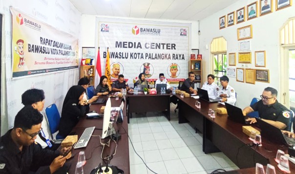 Rapat Dalam Kantor (RDK) bersama Narasumber di Aula Kantor Bawaslu Kota Palangka Raya, Senin (13/7/2026) 