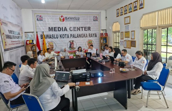 Rapat Dalam Kantor (RDK) Peningkatan Kapasitas Jajaran Sekretariat di Ruang Rapat Bawaslu Kota Palangka Raya, Rabu (15/07/2026)