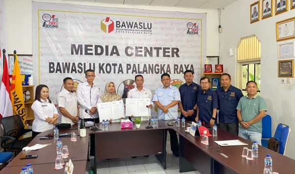 Penandatanganan Perjanjian Kerja Sama antara Bawaslu Kota Palangka Raya dan PWI Provinsi Kalimantan Tengah