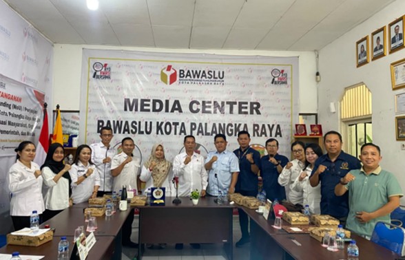 Diskusi Konsolidasi Demokrasi bersama PWI Provinsi Kalimantan Tengah di Aula Kantor Bawaslu Kota Palangka Raya, Rabu (22/07/2026)