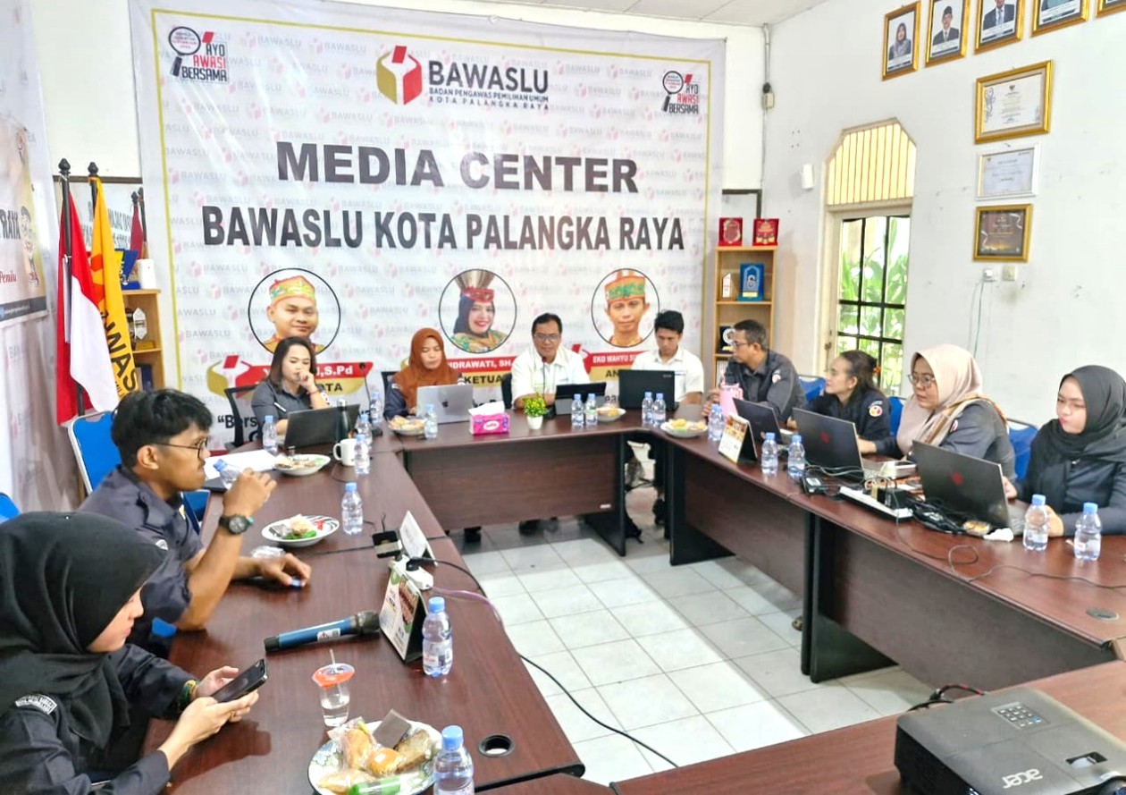 Kegiatan Rapat Dalam Kantor (RDK) bersama KPPN Palangka Raya dalam rangka pengelolaan administrasi keuangan di Aula Rapat Kantor Bawaslu Kota Palangka Raya, Senin (27/07/2026)